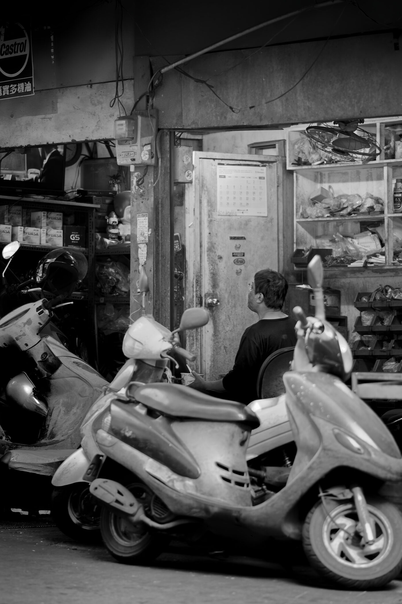 Atelier de scooters à Taipei, photographie noir et blanc